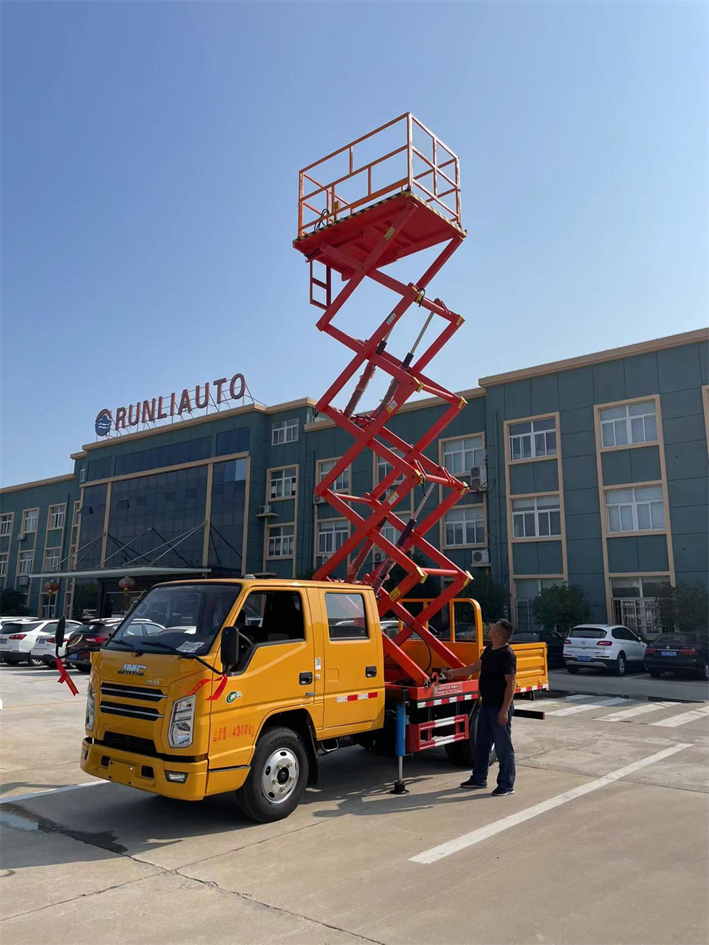 8/12米垂直升降平臺剪叉式高空作業(yè)車配置參數(shù)